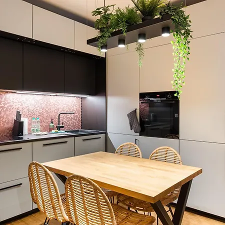 Praga Poludnie Chic By Bookinghost *